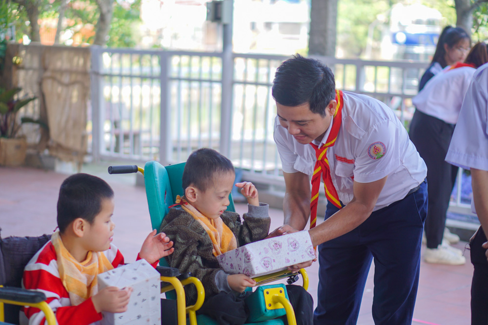 Tặng quà thiếu nhi nhà tình thương Hương La